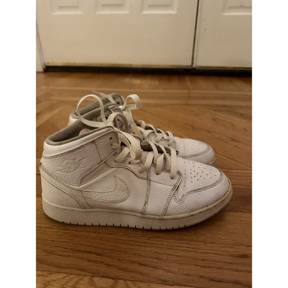 Nike Air Jordan 1 Mid Shoes Youth Size 7Y Leather Triple White GS 554725-104 - Picture 7 of 8